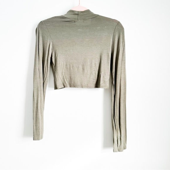 NWT Boohoo Army Green Aimee mock neck long sleeve crop top sz 8P - Picture 4 of 6